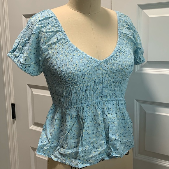 NWT ruched floral top with shoulder cap short sleeves and ballerina neckline - Picture 6 of 12
